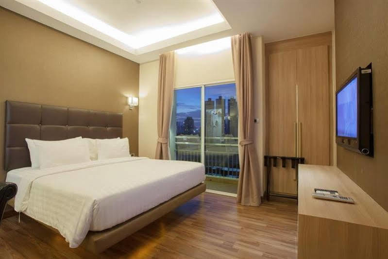 V Residence Serviced Apartment Bangkok Exterior photo